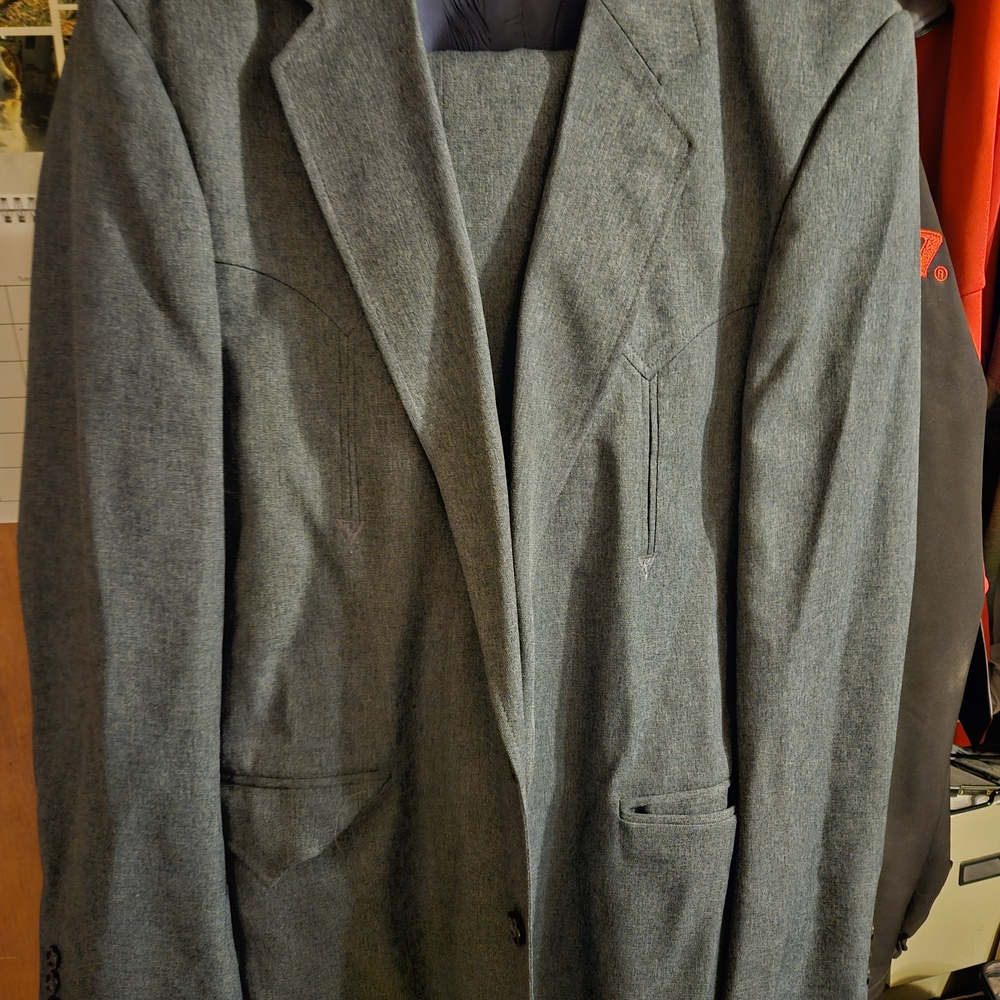 Sophisticated Men's Gray Blazer